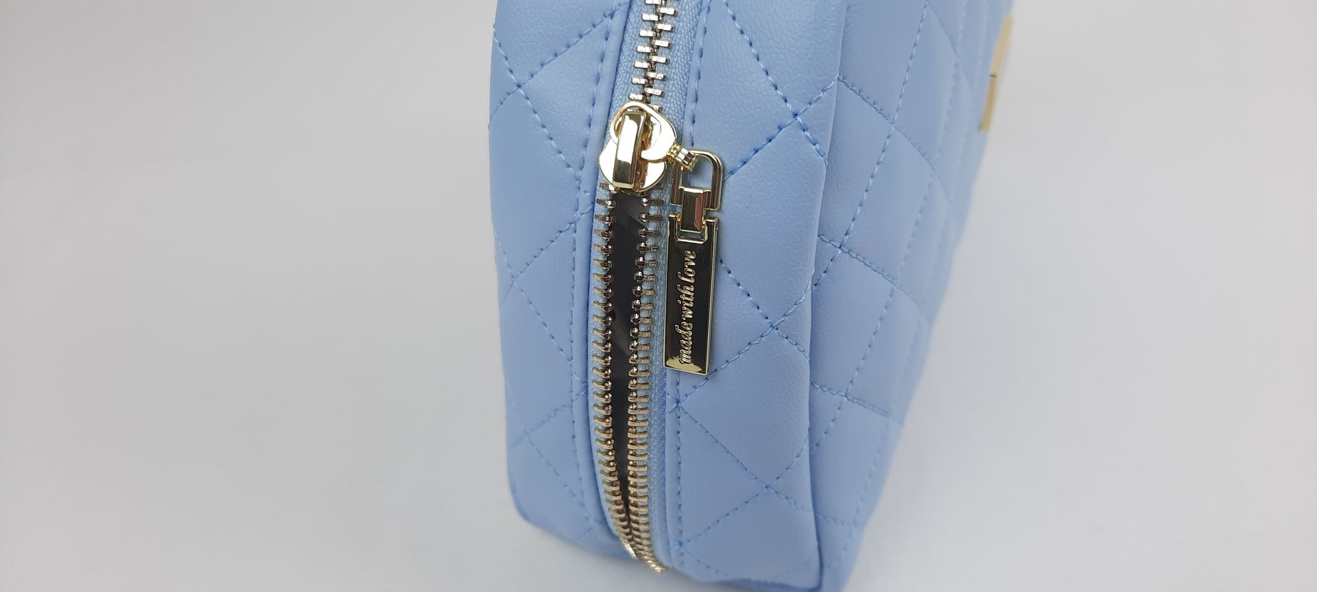 NECESSAIRE REDONDO PELE SINTÉTICA ACOLCHOADA COR AZUL ACESSÓRIOS DOURADOS