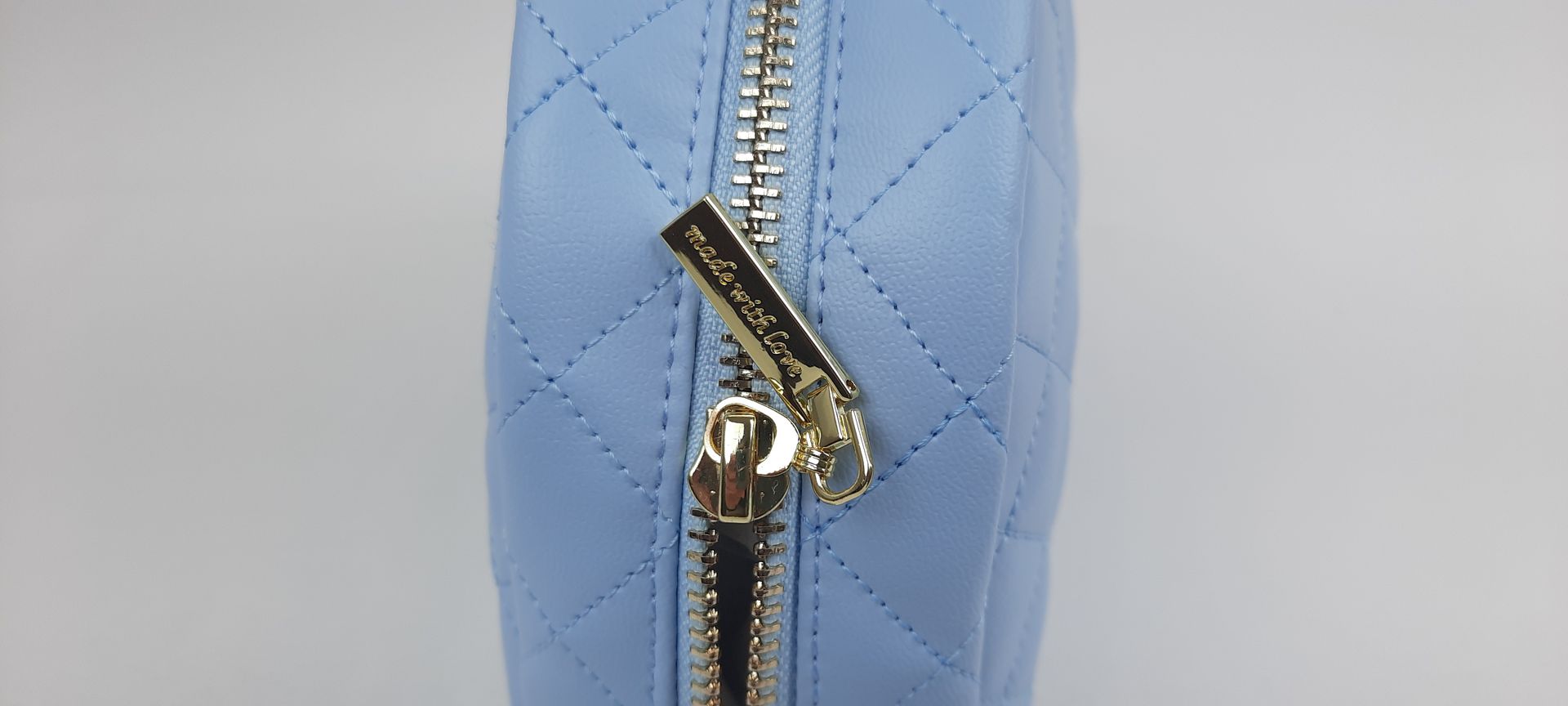 NECESSAIRE REDONDO PELE SINTÉTICA ACOLCHOADA COR AZUL ACESSÓRIOS DOURADOS