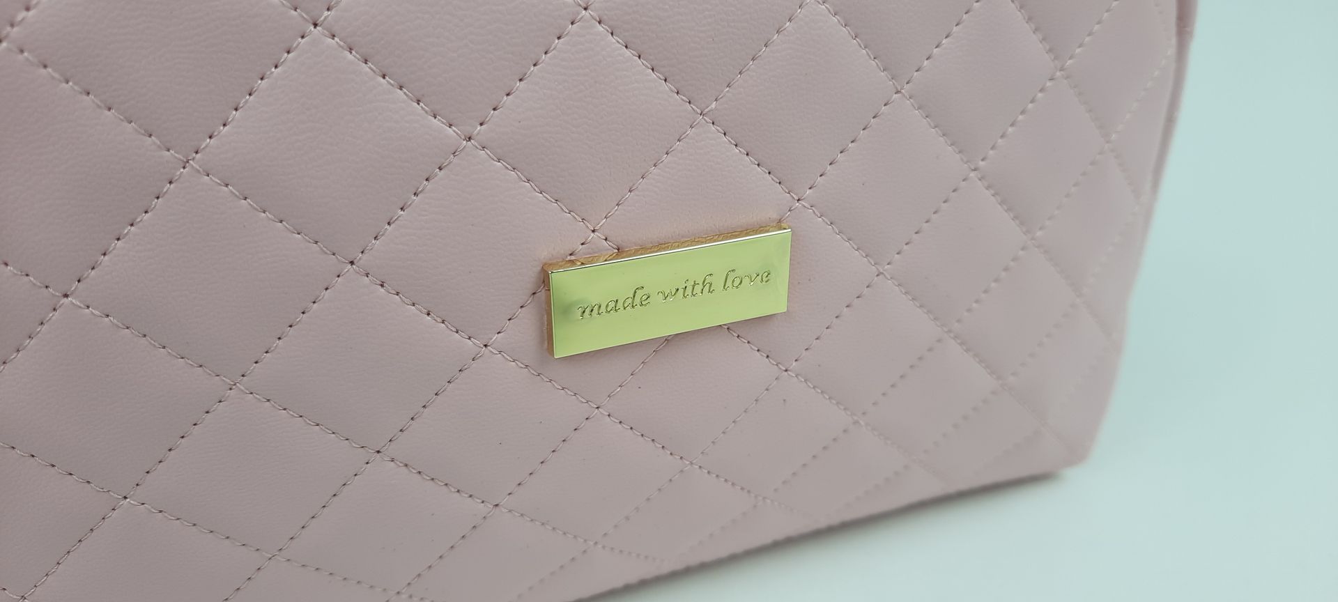 NECESSAIRE REDONDO PELE SINTÉTICA ACOLCHOADA COR ROSA ACESSÓRIOS DOURADOS