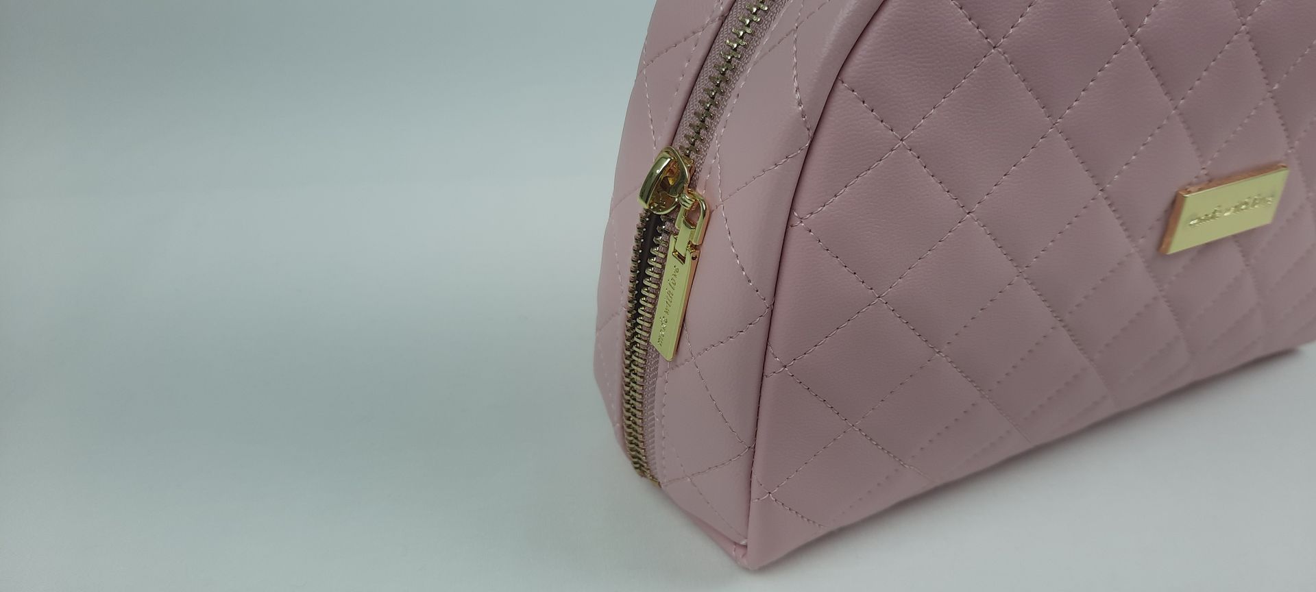 NECESSAIRE REDONDO PELE SINTÉTICA ACOLCHOADA COR ROSA ACESSÓRIOS DOURADOS