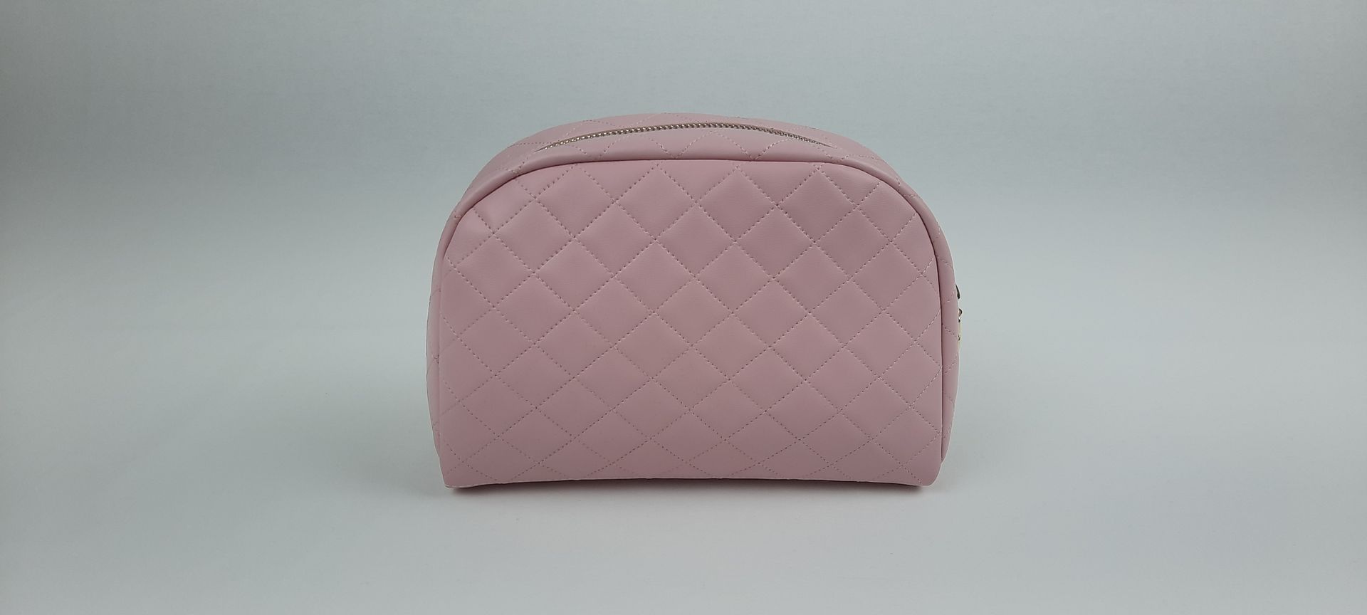 NECESSAIRE REDONDO PELE SINTÉTICA ACOLCHOADA COR ROSA ACESSÓRIOS DOURADOS