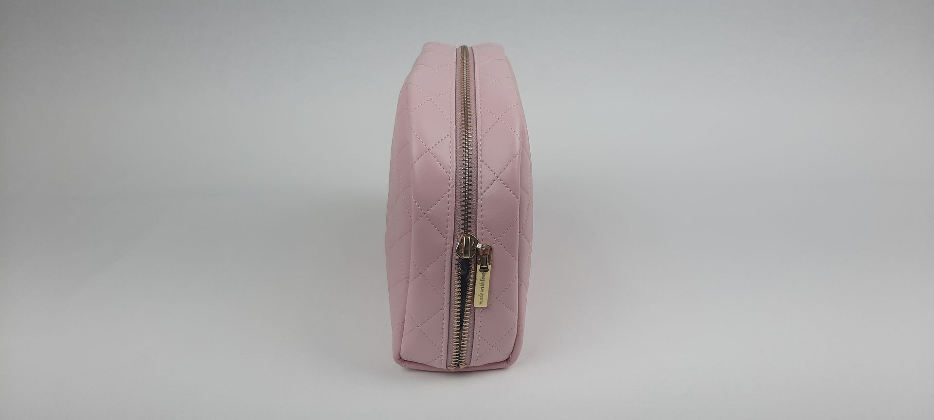 NECESSAIRE REDONDO PELE SINTÉTICA ACOLCHOADA COR ROSA ACESSÓRIOS DOURADOS
