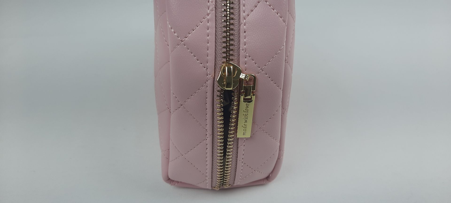 NECESSAIRE REDONDO PELE SINTÉTICA ACOLCHOADA COR ROSA ACESSÓRIOS DOURADOS