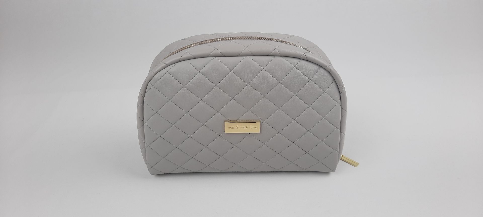 NECESSAIRE REDONDO PELE SINTÉTICA ACOLCHOADA COR CINZA ACESSÓRIOS DOURADOS