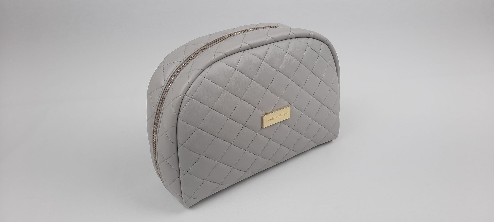 NECESSAIRE REDONDO PELE SINTÉTICA ACOLCHOADA COR CINZA ACESSÓRIOS DOURADOS