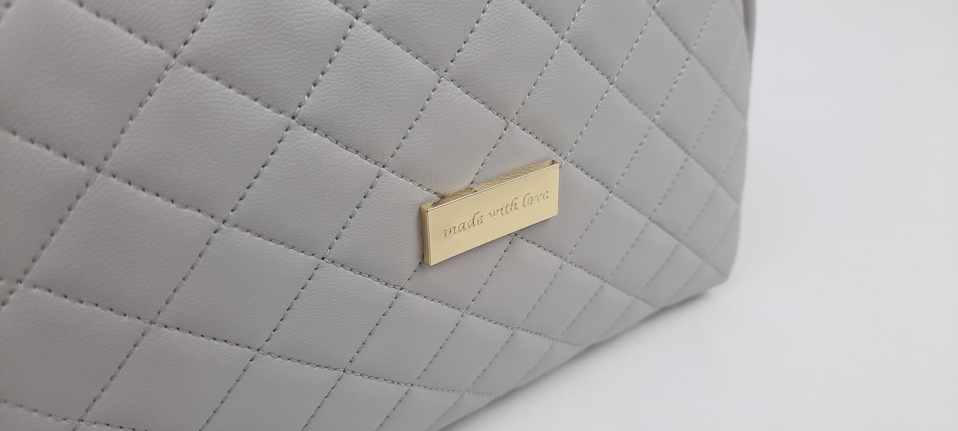 NECESSAIRE REDONDO PELE SINTÉTICA ACOLCHOADA COR CINZA ACESSÓRIOS DOURADOS