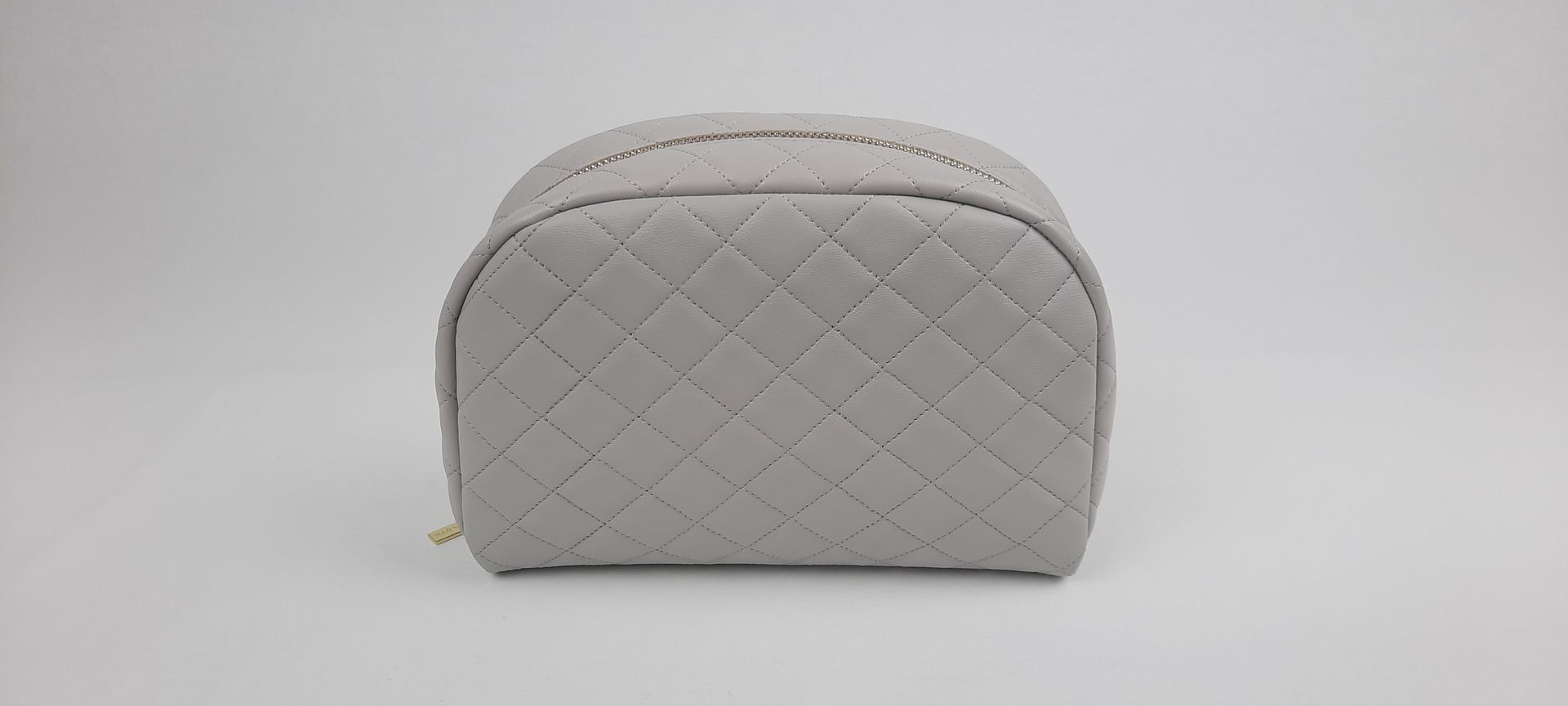 NECESSAIRE REDONDO PELE SINTÉTICA ACOLCHOADA COR CINZA ACESSÓRIOS DOURADOS