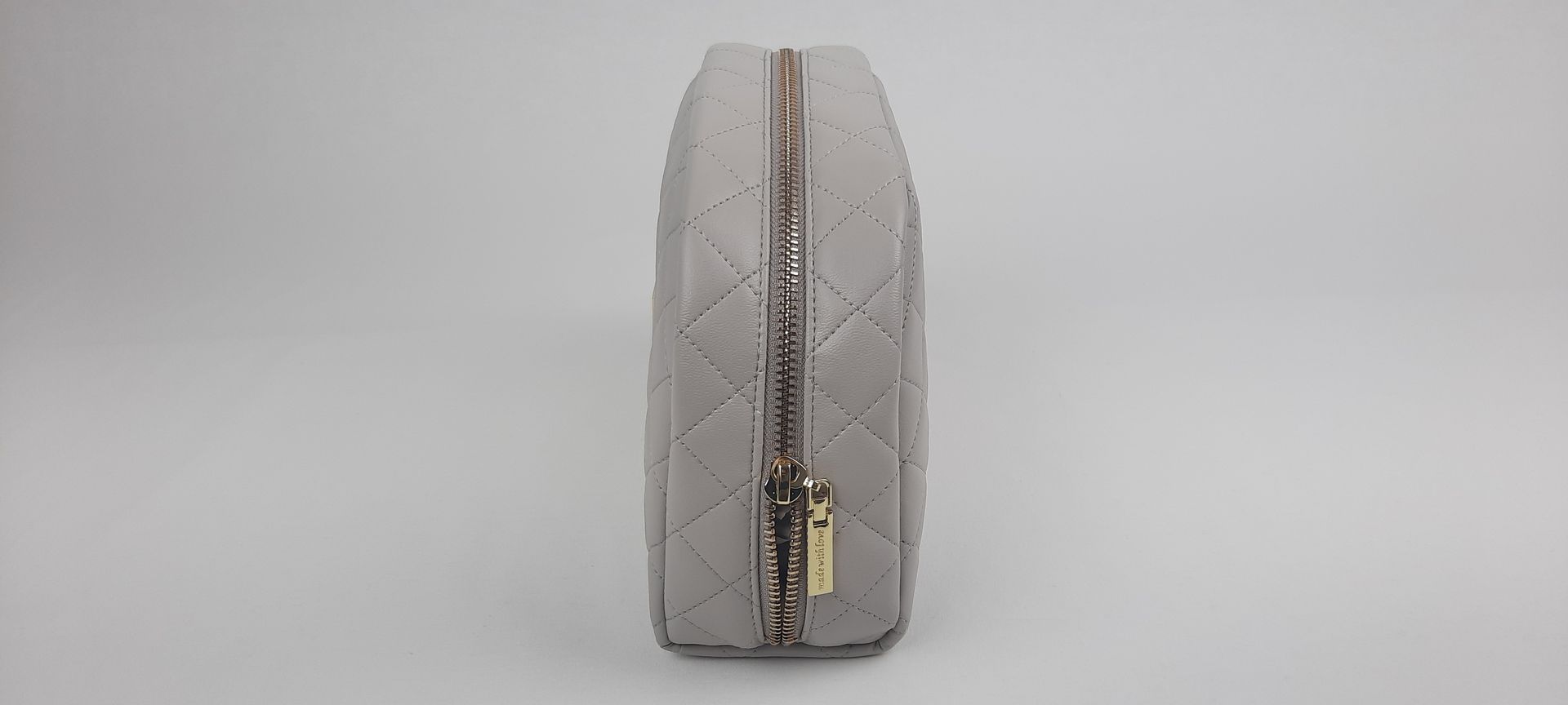 NECESSAIRE REDONDO PELE SINTÉTICA ACOLCHOADA COR CINZA ACESSÓRIOS DOURADOS