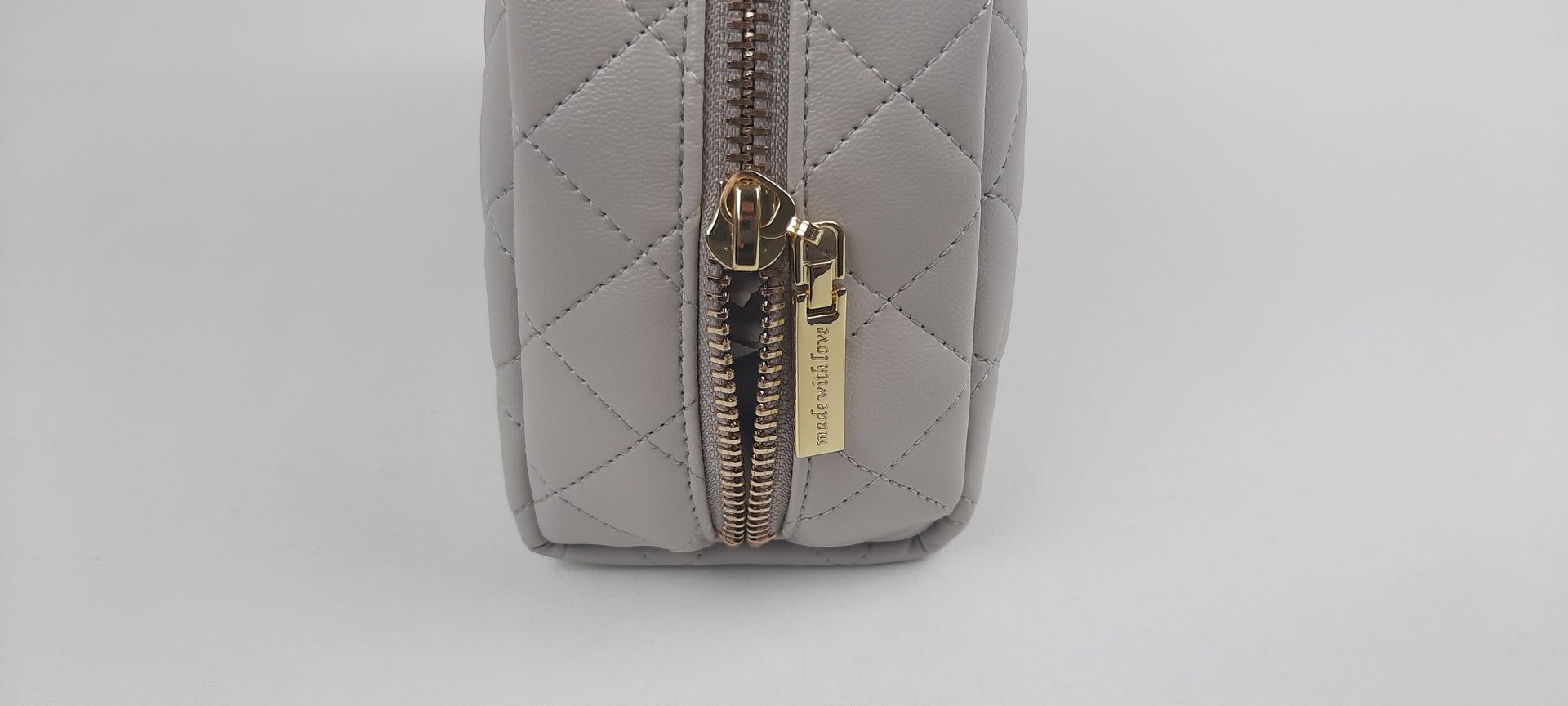 NECESSAIRE REDONDO PELE SINTÉTICA ACOLCHOADA COR CINZA ACESSÓRIOS DOURADOS