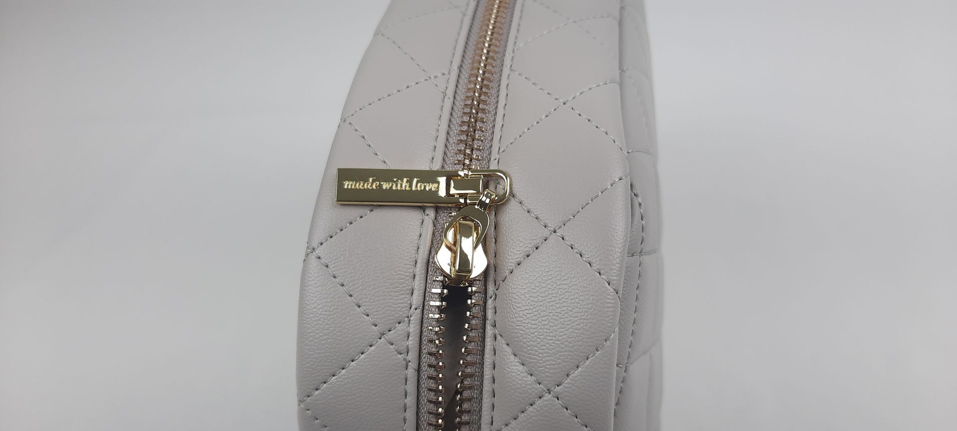 NECESSAIRE REDONDO PELE SINTÉTICA ACOLCHOADA COR CINZA ACESSÓRIOS DOURADOS