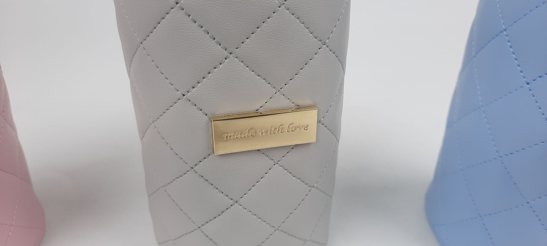 PORTA BIBERÃO REDONDO PELE SINTÉTICA ACOLCHOADA - ACESSÓRIOS DOURADOS