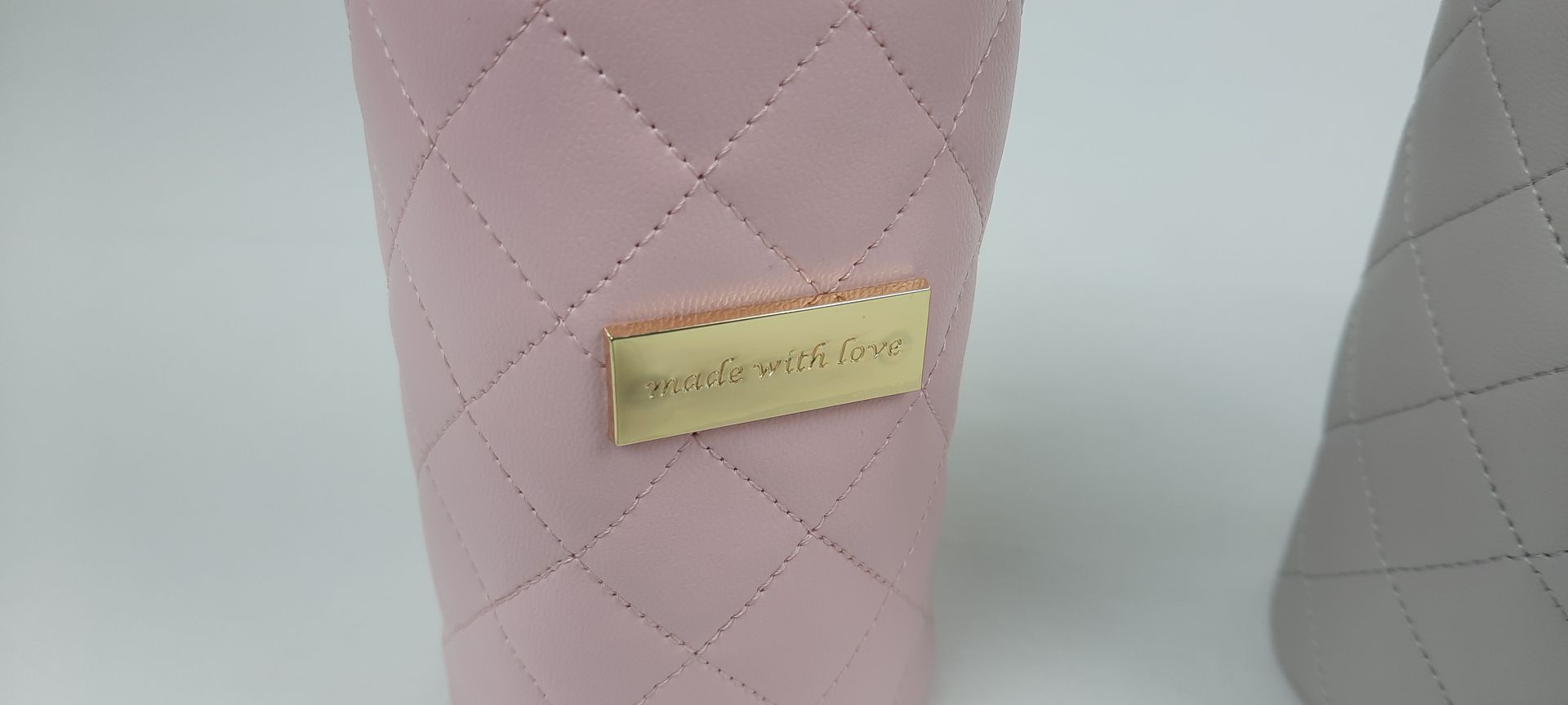 PORTA BIBERÃO REDONDO PELE SINTÉTICA ACOLCHOADA - ACESSÓRIOS DOURADOS