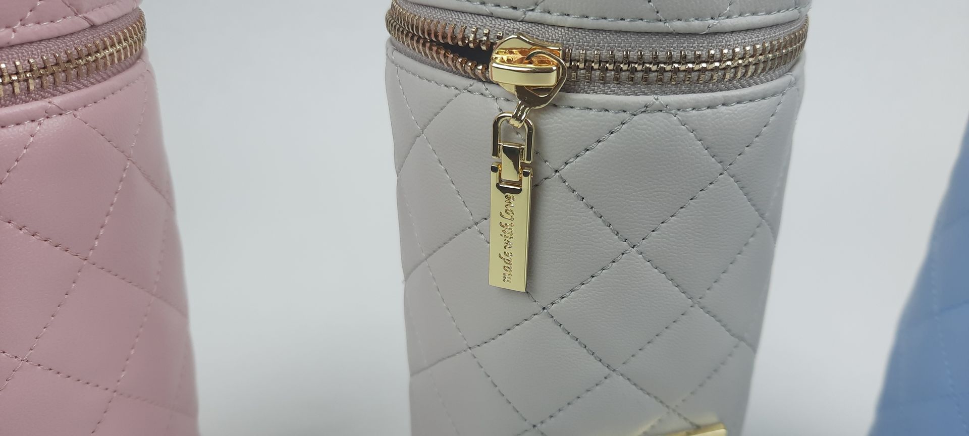 PORTA BIBERÃO REDONDO PELE SINTÉTICA ACOLCHOADA - ACESSÓRIOS DOURADOS