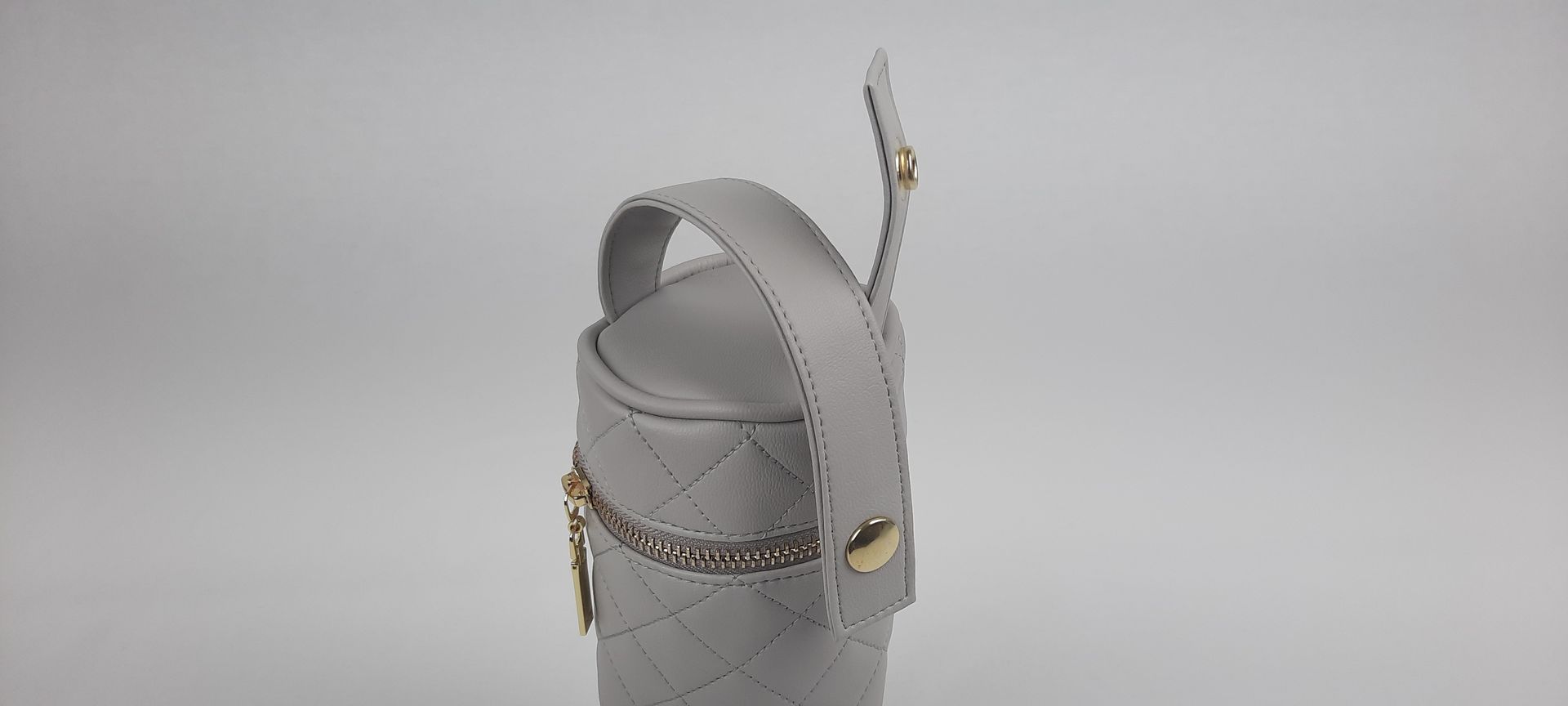 PORTA BIBERÃO REDONDO PELE SINTÉTICA ACOLCHOADA - ACESSÓRIOS DOURADOS