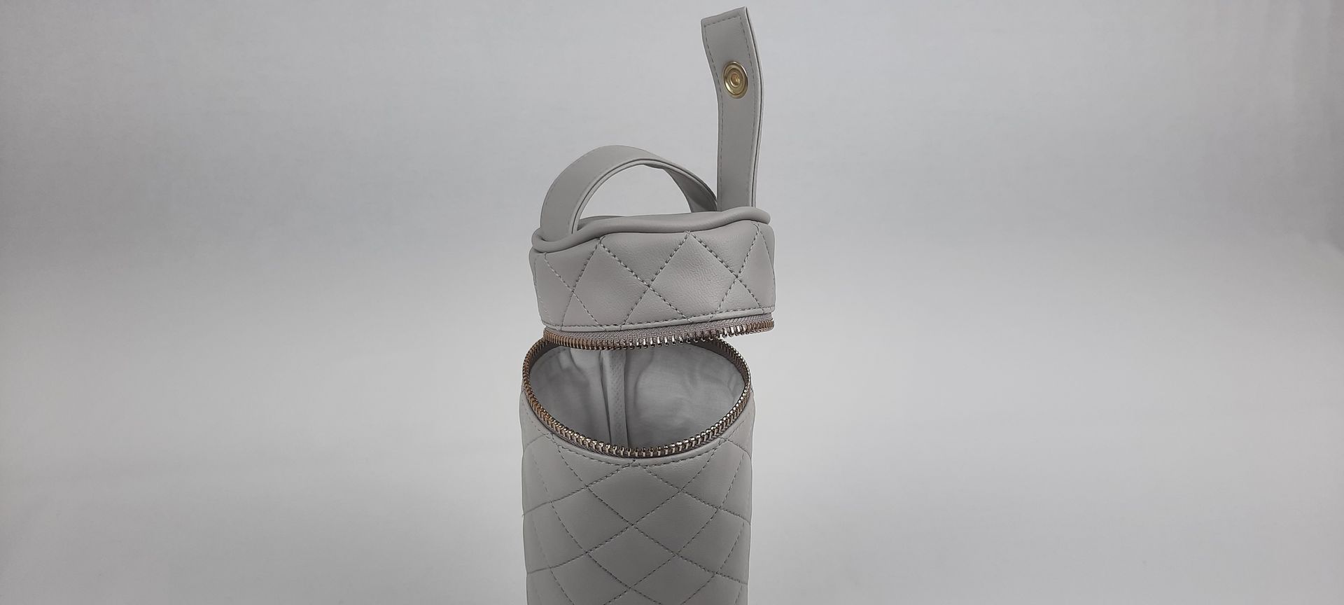 PORTA BIBERÃO REDONDO PELE SINTÉTICA ACOLCHOADA - ACESSÓRIOS DOURADOS