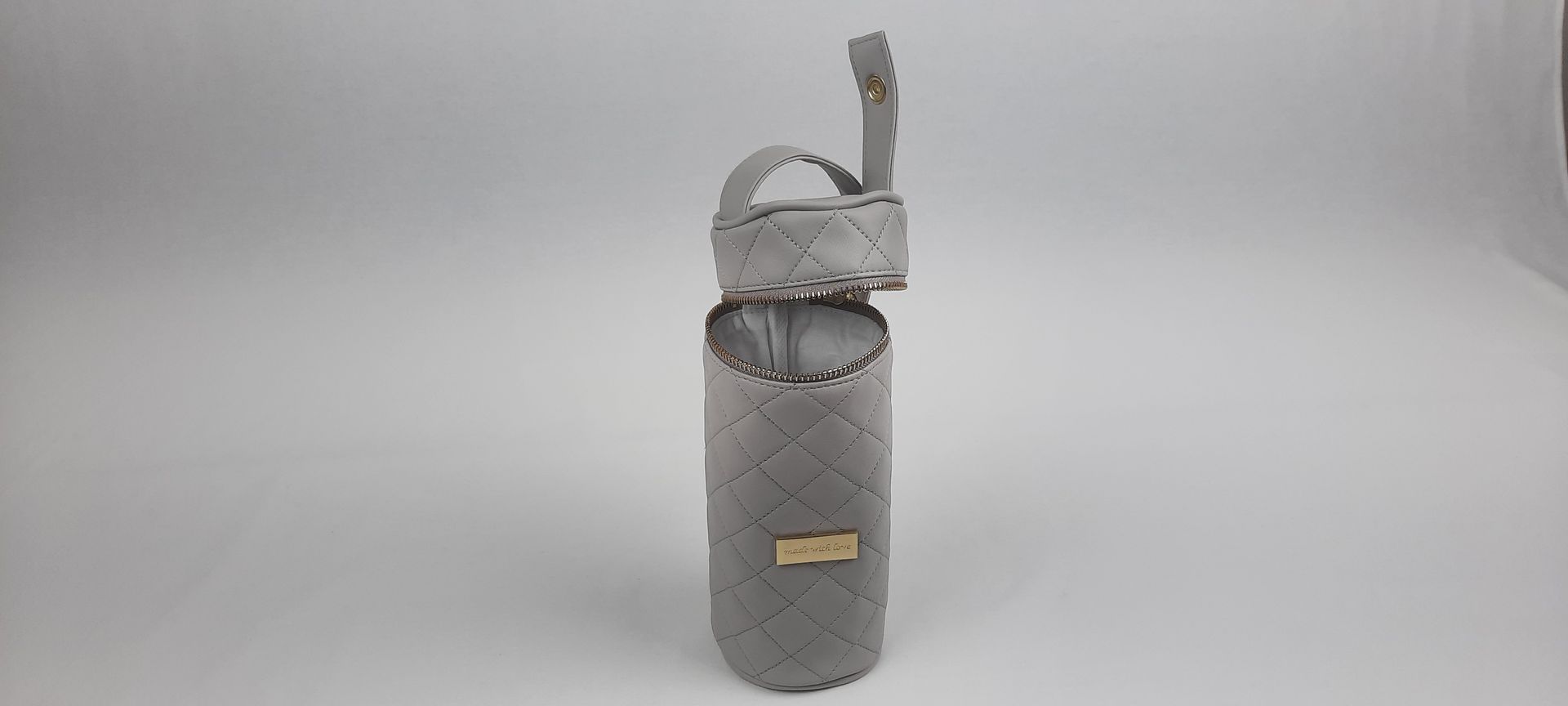 PORTA BIBERÃO REDONDO PELE SINTÉTICA ACOLCHOADA - ACESSÓRIOS DOURADOS