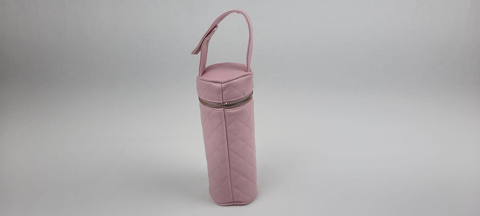 PORTA BIBERÃO REDONDO PELE SINTÉTICA ACOLCHOADA - ACESSÓRIOS DOURADOS