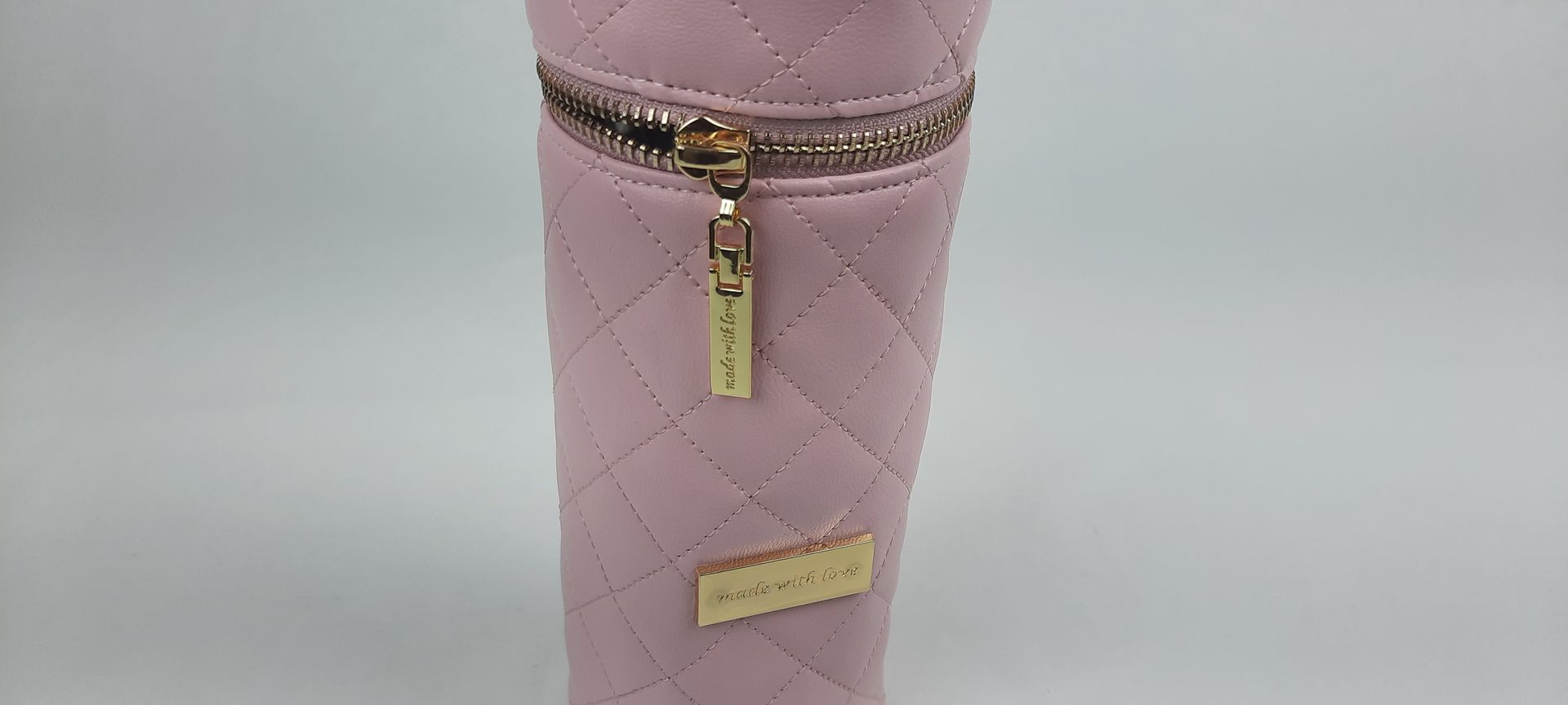 PORTA BIBERÃO REDONDO PELE SINTÉTICA ACOLCHOADA - ACESSÓRIOS DOURADOS