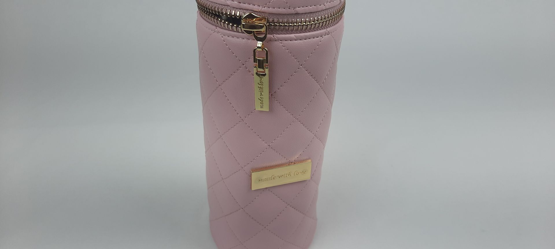 PORTA BIBERÃO REDONDO PELE SINTÉTICA ACOLCHOADA - ACESSÓRIOS DOURADOS