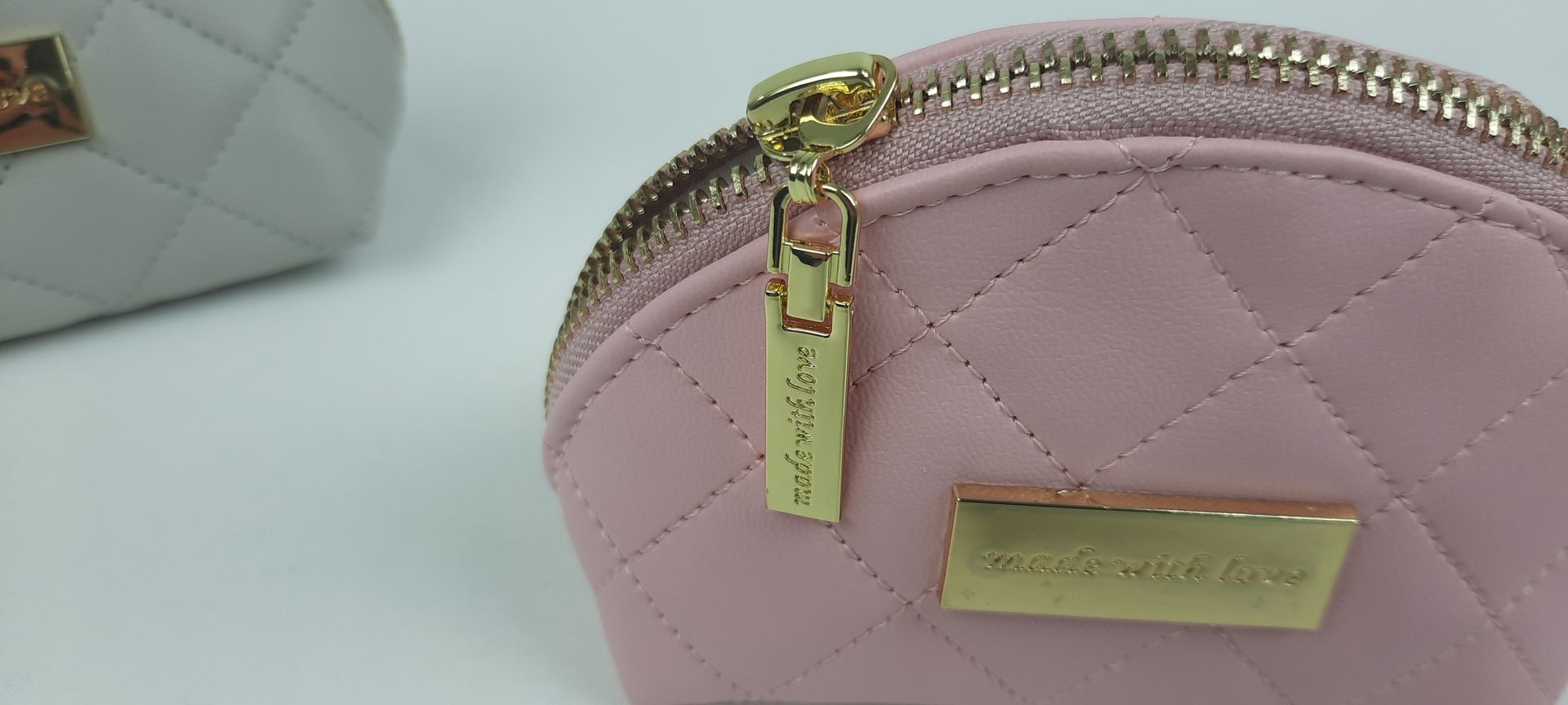 PORTA CHUPETA BOLSA PELE SINTÉTICA ACOLCHOADA ACESSÓRIOS DOURADOS