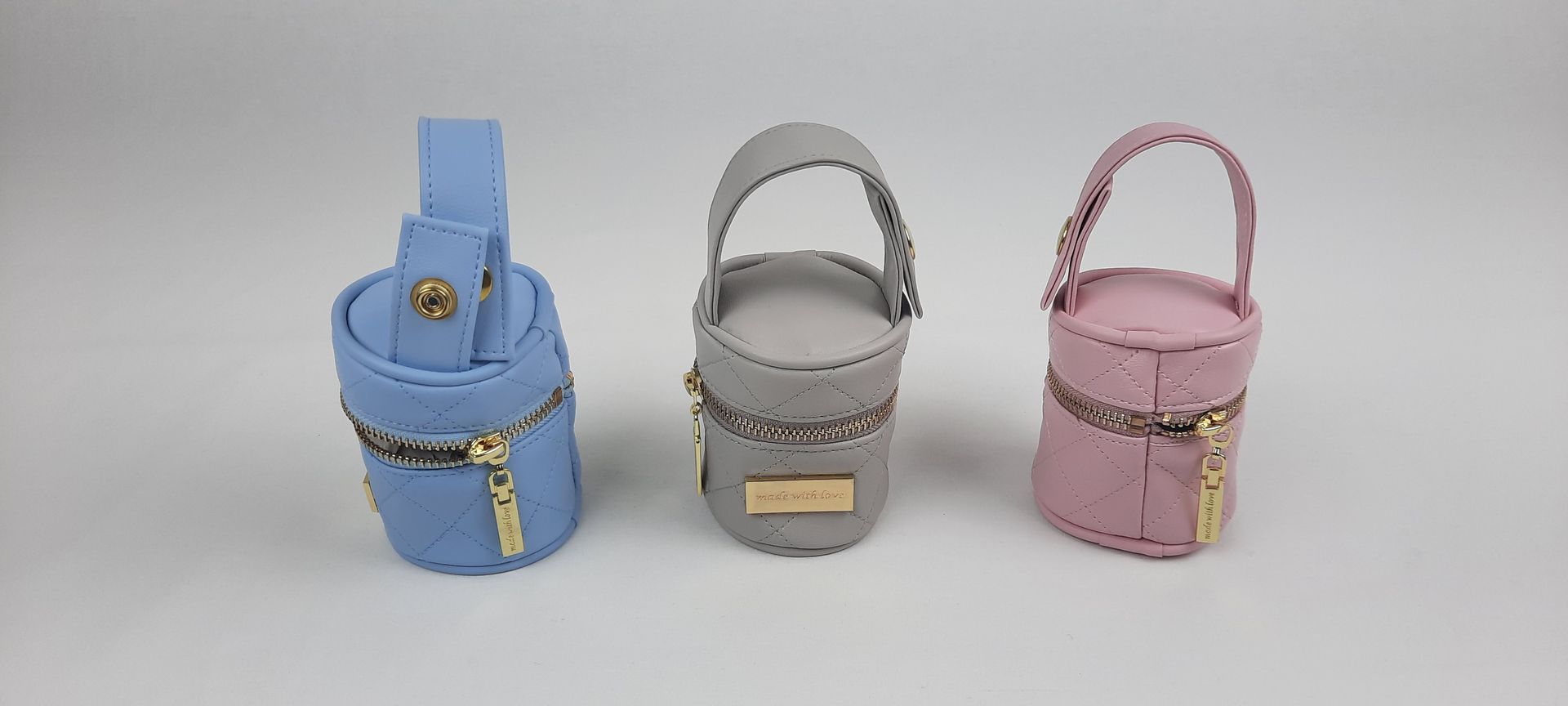 PORTA CHUPETA REDONDO PELE ACOLCHOADA ACESSÓRIOS DOURADOS