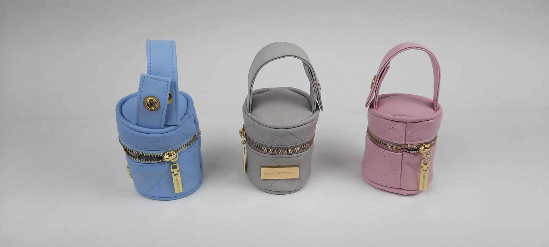 PORTA CHUPETA REDONDO PELE ACOLCHOADA ACESSÓRIOS DOURADOS