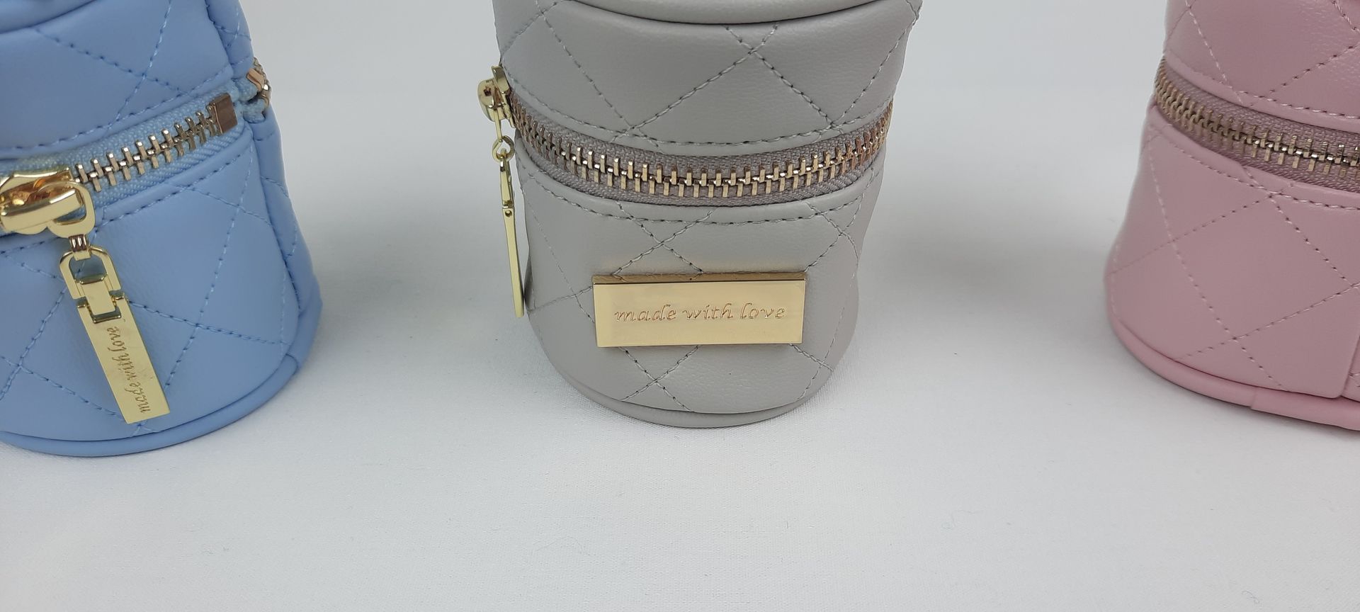 PORTA CHUPETA REDONDO PELE ACOLCHOADA ACESSÓRIOS DOURADOS