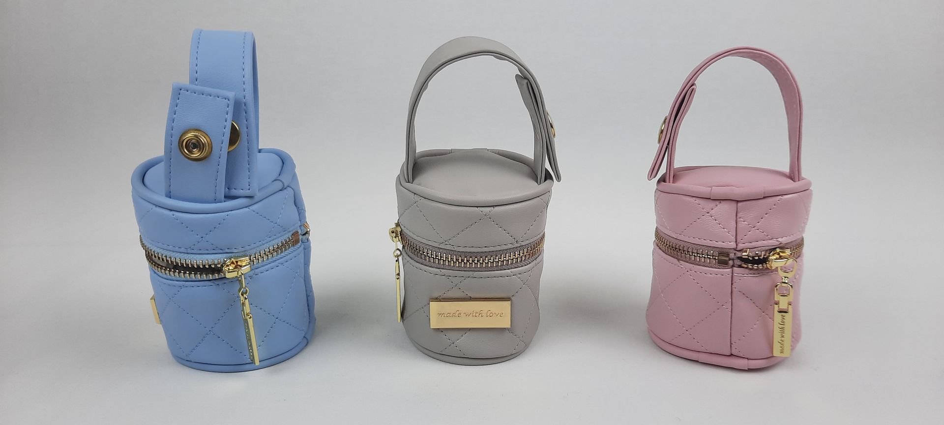 PORTA CHUPETA REDONDO PELE ACOLCHOADA ACESSÓRIOS DOURADOS