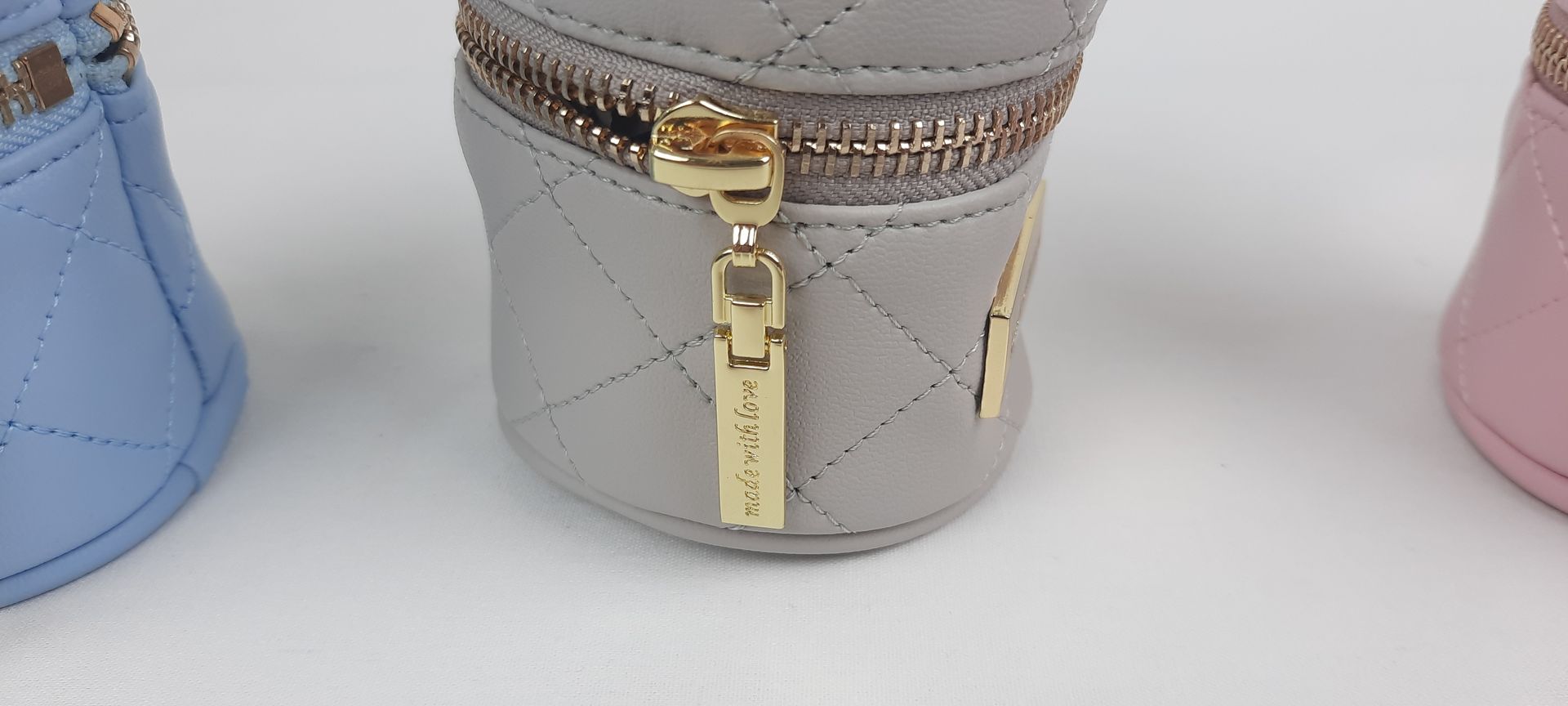 PORTA CHUPETA REDONDO PELE ACOLCHOADA ACESSÓRIOS DOURADOS