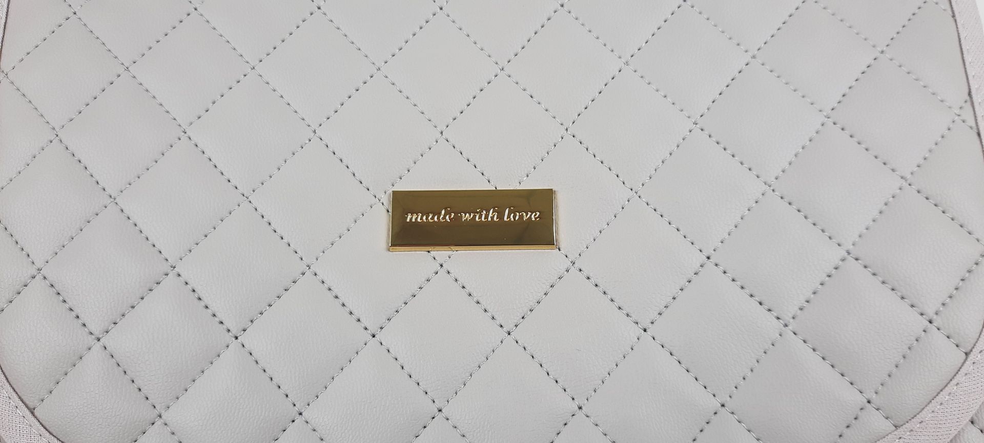 MUDA FRALDAS PELE SINTÉTICA ACOLCHOADA COR CINZA ACESSÓRIOS DOURADOS