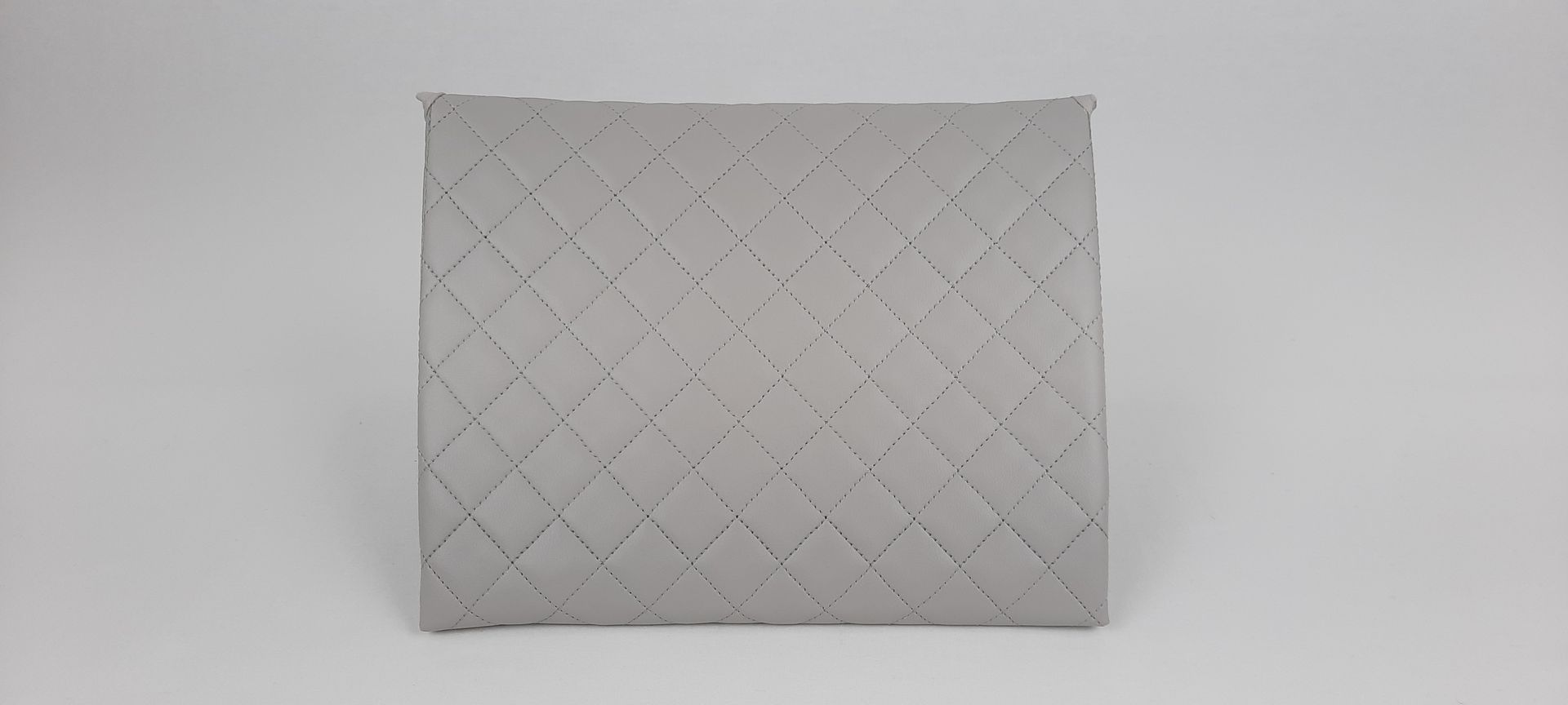 MUDA FRALDAS PELE SINTÉTICA ACOLCHOADA COR CINZA ACESSÓRIOS DOURADOS