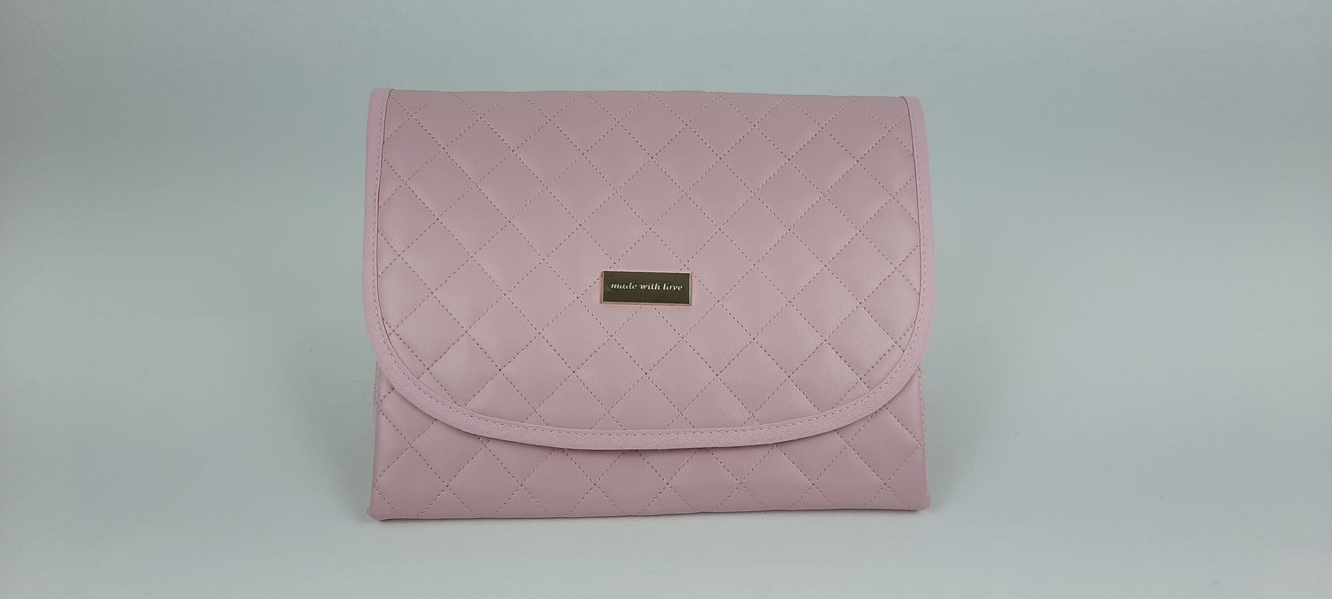 MUDA FRALDAS PELE SINTÉTICA ACOLCHOADA COR ROSA ACESSÓRIOS DOURADOS