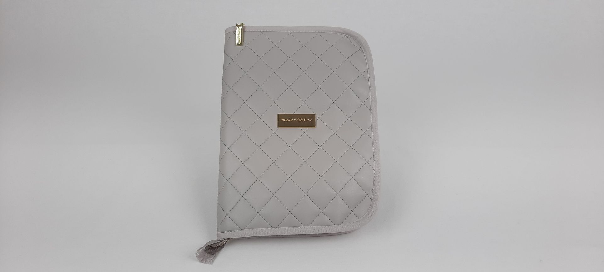 PORTA DOCUMENTOS PELE SINTÉTICA ACOLCHOADA COR CINZA ACESSÓRIOS DOURADOS