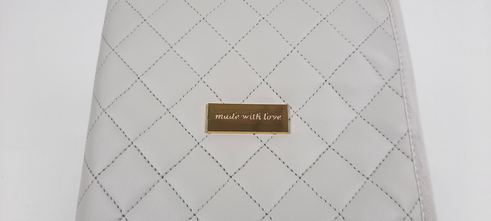 PORTA DOCUMENTOS PELE SINTÉTICA ACOLCHOADA COR CINZA ACESSÓRIOS DOURADOS