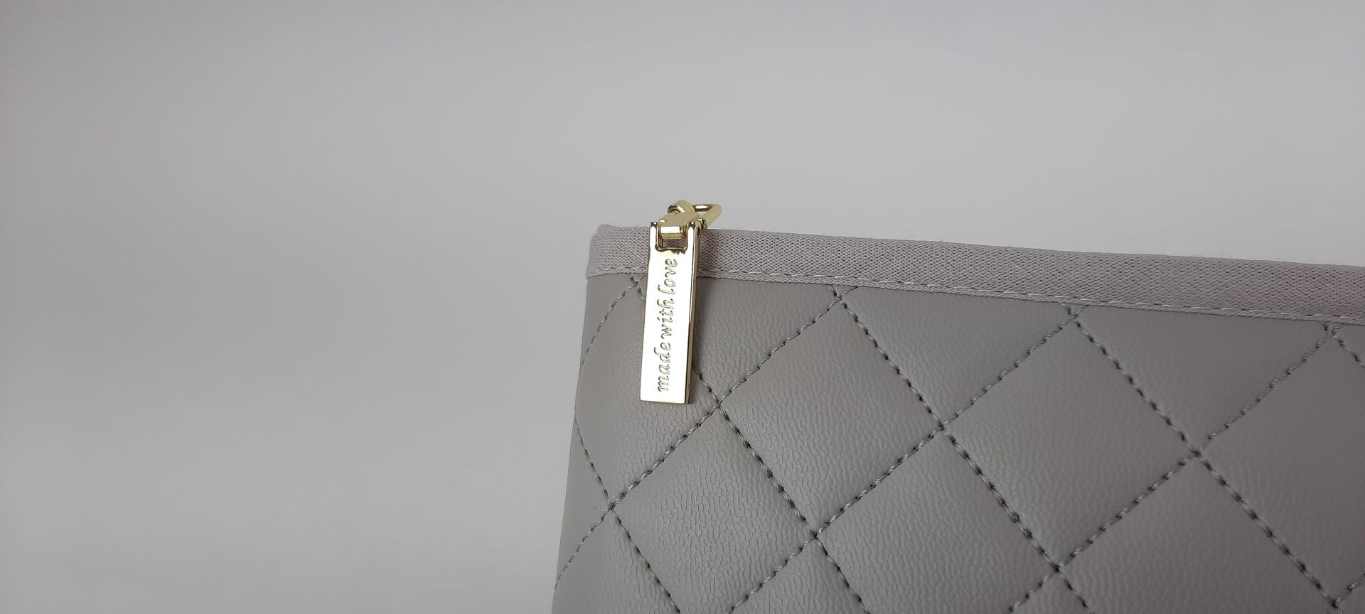 PORTA DOCUMENTOS PELE SINTÉTICA ACOLCHOADA COR CINZA ACESSÓRIOS DOURADOS