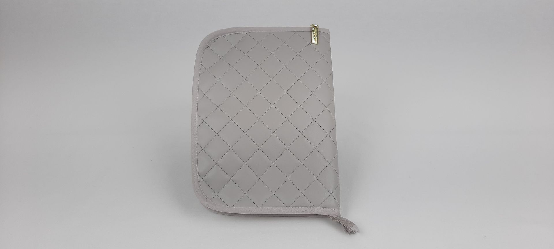 PORTA DOCUMENTOS PELE SINTÉTICA ACOLCHOADA COR CINZA ACESSÓRIOS DOURADOS