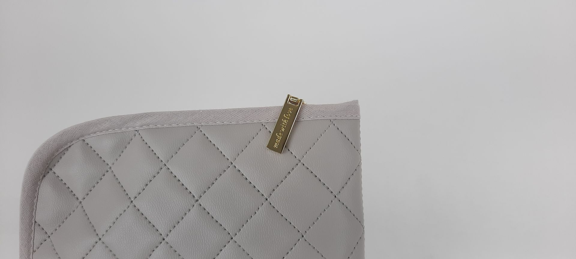 PORTA DOCUMENTOS PELE SINTÉTICA ACOLCHOADA COR CINZA ACESSÓRIOS DOURADOS