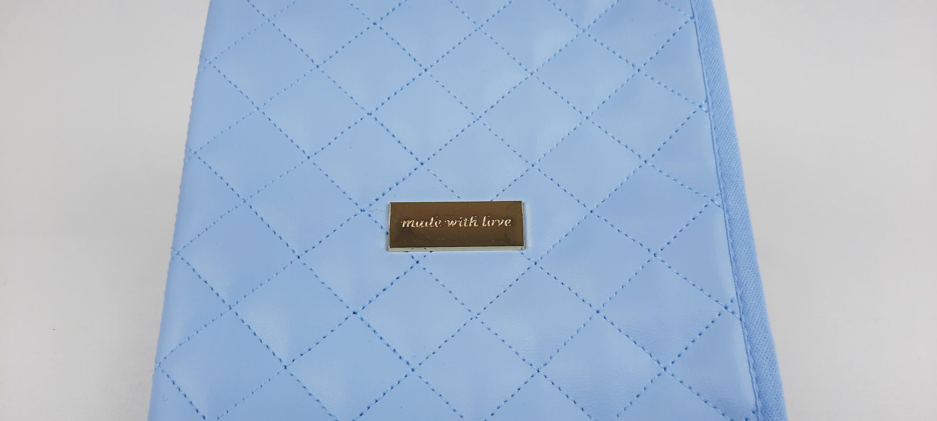 PORTA DOCUMENTOS PELE SINTÉTICA ACOLCHOADA COR AZUL ACESSÓRIOS DOURADOS