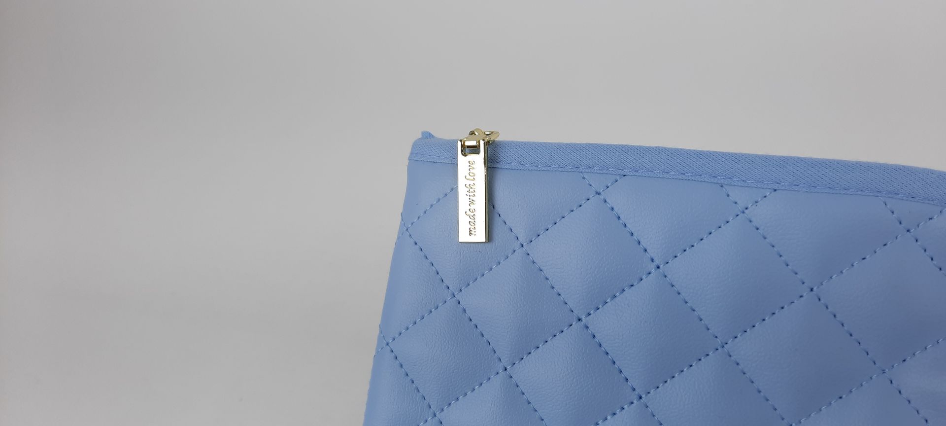 PORTA DOCUMENTOS PELE SINTÉTICA ACOLCHOADA COR AZUL ACESSÓRIOS DOURADOS