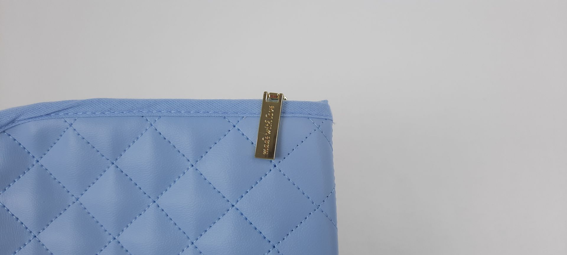 PORTA DOCUMENTOS PELE SINTÉTICA ACOLCHOADA COR AZUL ACESSÓRIOS DOURADOS