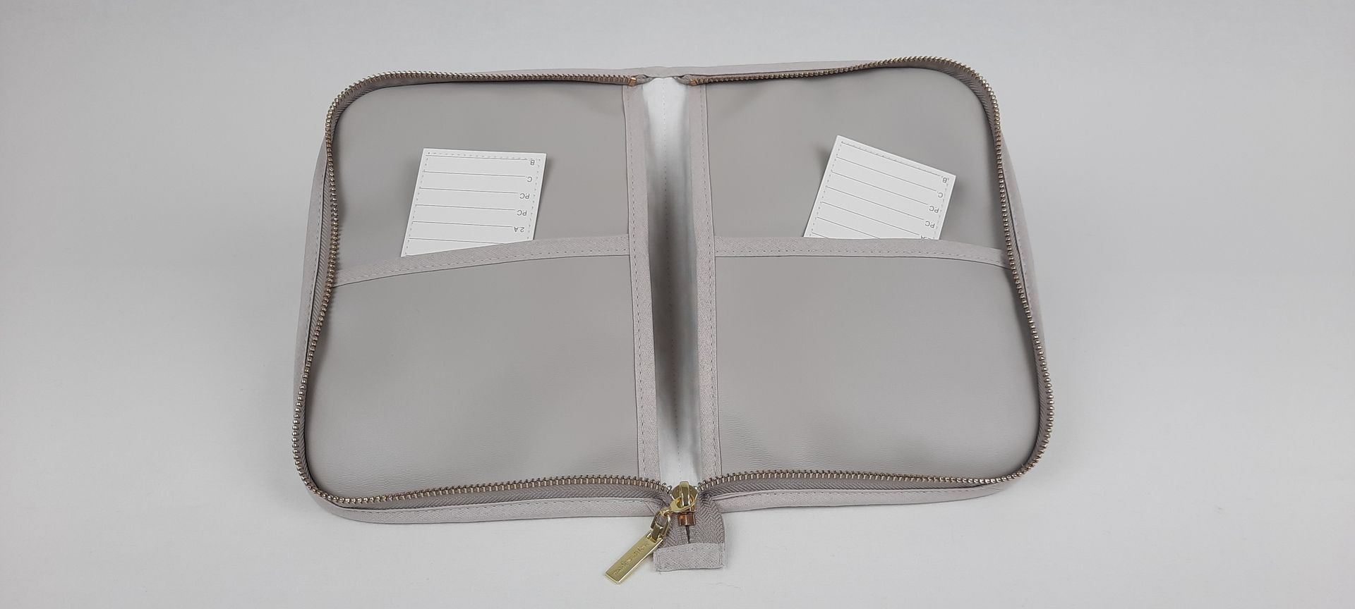 PORTA DOCUMENTOS PELE SINTÉTICA ACOLCHOADA COR CINZA ACESSÓRIOS DOURADOS