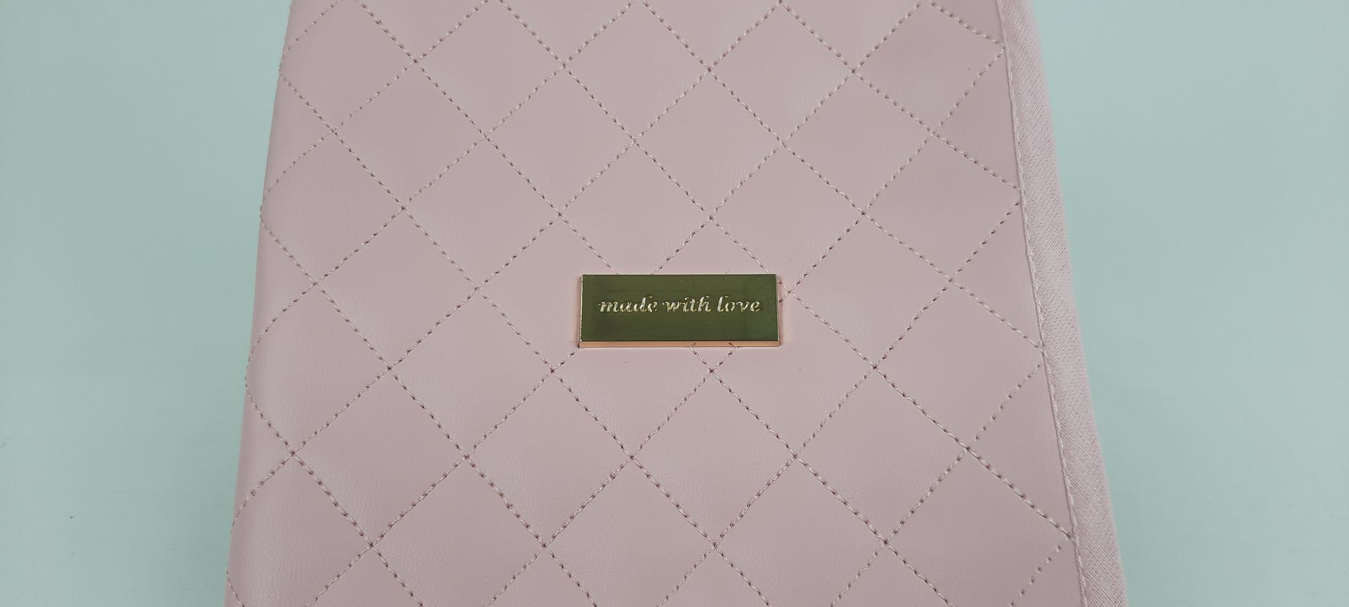 PORTA DOCUMENTOS PELE SINTÉTICA ACOLCHOADA COR ROSA ACESSÓRIOS DOURADOS