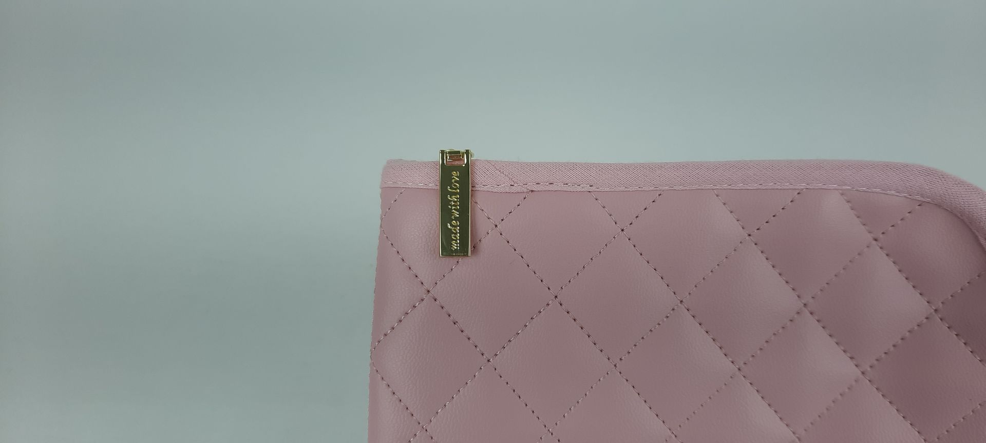 PORTA DOCUMENTOS PELE SINTÉTICA ACOLCHOADA COR ROSA ACESSÓRIOS DOURADOS