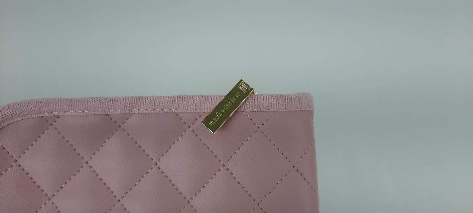 PORTA DOCUMENTOS PELE SINTÉTICA ACOLCHOADA COR ROSA ACESSÓRIOS DOURADOS