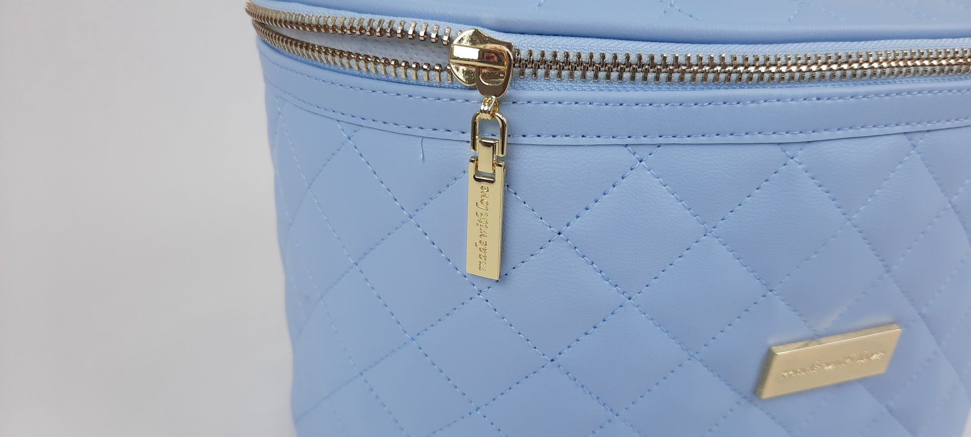 MALINHA TOILETTE OVAL PELE SINTÉTICA ACOLCHOADA COR AZUL ACESSÓRIOS DOURADOS