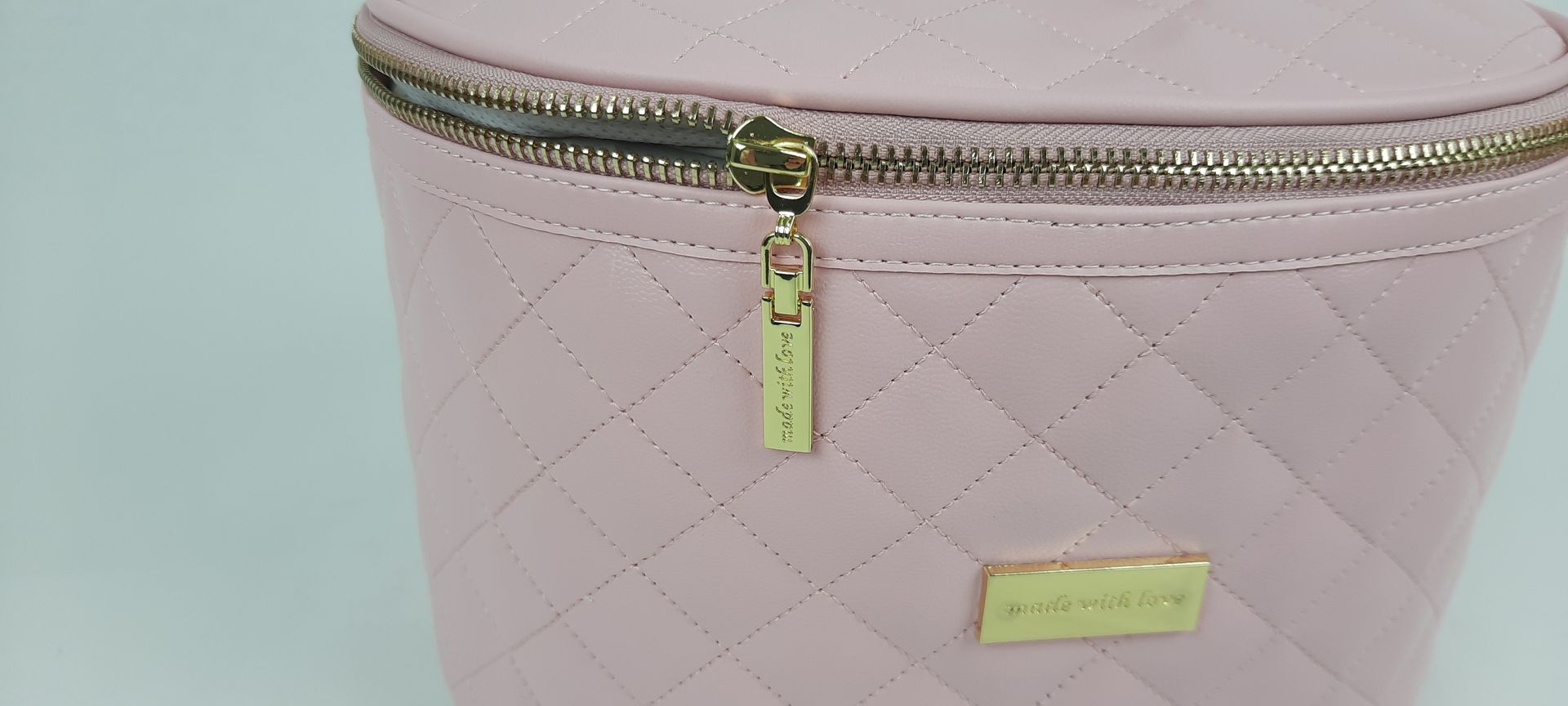 MALINHA TOILETTE OVAL PELE SINTÉTICA ACOLCHOADA COR ROSA ACESSÓRIOS DOURADOS