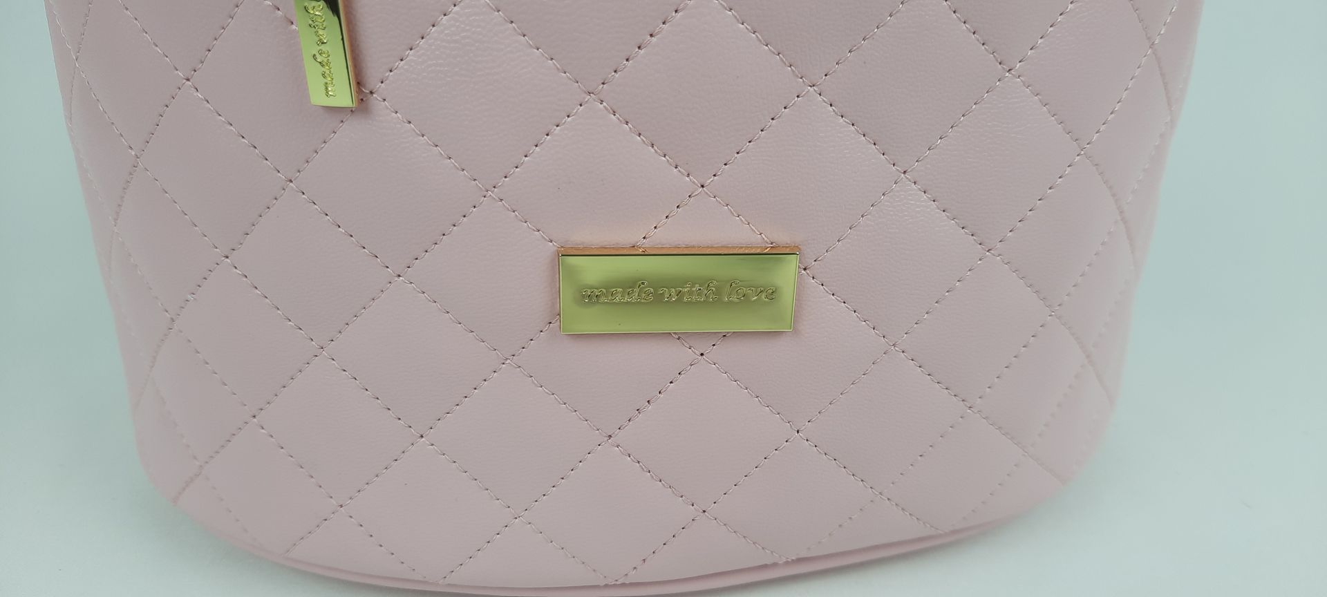 MALINHA TOILETTE OVAL PELE SINTÉTICA ACOLCHOADA COR ROSA ACESSÓRIOS DOURADOS