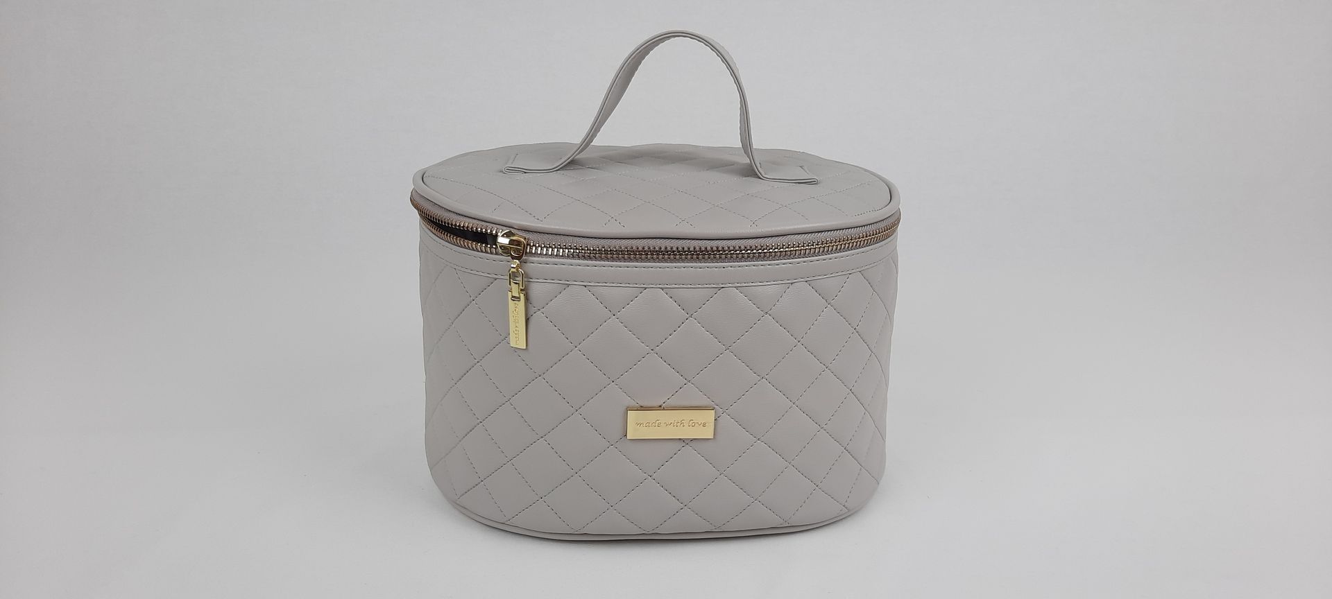 MALINHA TOILETTE OVAL PELE SINTÉTICA ACOLCHOADA COR CINZA ACESSÓRIOS DOURADOS