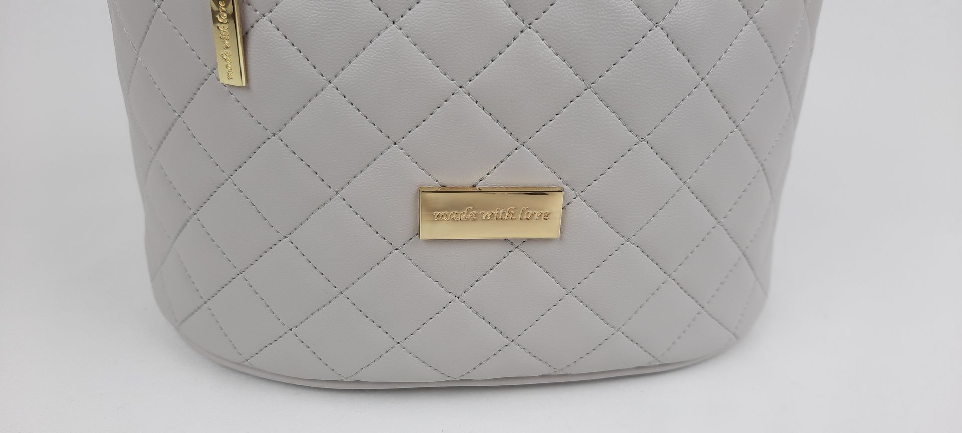 MALINHA TOILETTE OVAL PELE SINTÉTICA ACOLCHOADA COR CINZA ACESSÓRIOS DOURADOS