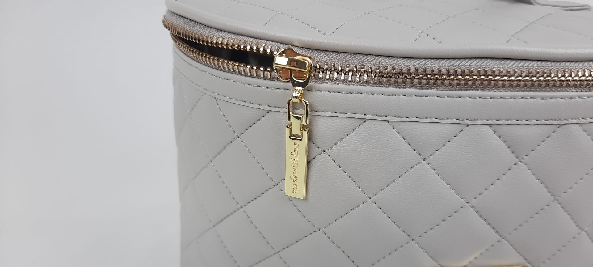 MALINHA TOILETTE OVAL PELE SINTÉTICA ACOLCHOADA COR CINZA ACESSÓRIOS DOURADOS